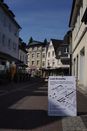 Schild in Innenstadt mit Hinweis auf Ausstellung