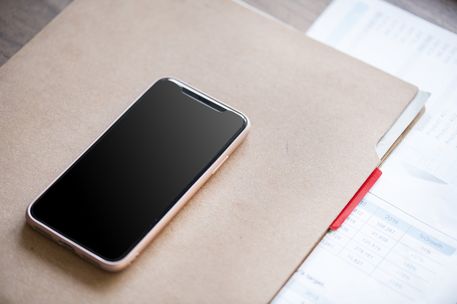 Mobiltelefon auf Tisch (Bildquelle Pixabay)