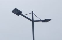 Straßenbeleuchtung und -beschilderung